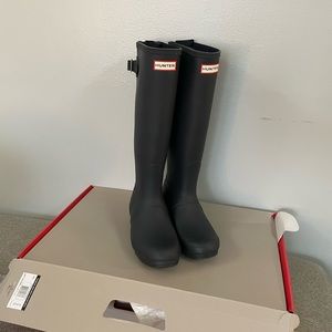 BRAND NEW IN BOX TWO TONED HUNTER BOOTS - ADJUSTABLE